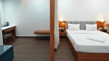 Camera con letto matrimoniale o 2 letti singoli | Una scrivania, postazione laptop, Wi-Fi gratuito