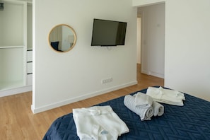 3 bedrooms, iron/ironing board, bed sheets