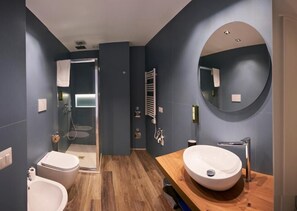 Douche, articles de toilette gratuits, sèche-cheveux, chaussons