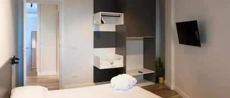 In-room safe, laptop workspace, iron/ironing board, free WiFi