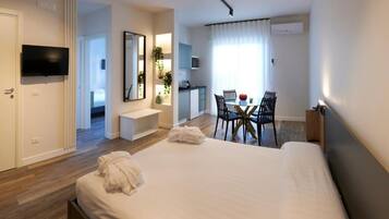 In-room safe, laptop workspace, iron/ironing board, free WiFi