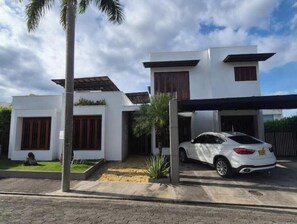 Unclassified image, 3 of 48, button - Luxury Villa | Private Pool, Hot Tub, Game Room, Gym, BBQ (flandes)