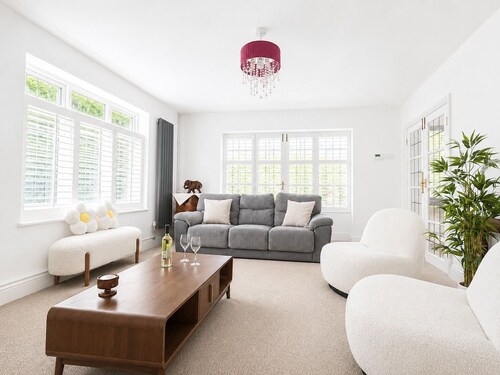 Cosy 3 Bedroom House | Pet Friendly | Free Parking
