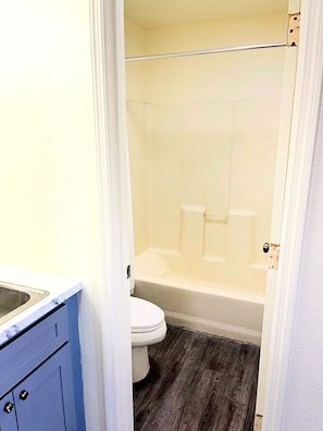 Studio | Bathroom | Separate tub and shower, free toiletries, soap, shampoo - Studio Lodge of Savannah (Savannah)