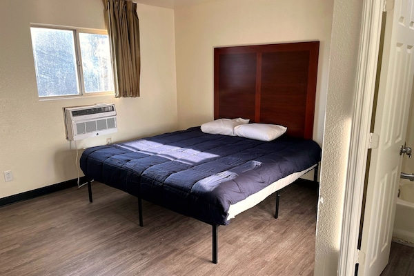 Studio | Desk, laptop workspace, WiFi (free), bed sheets