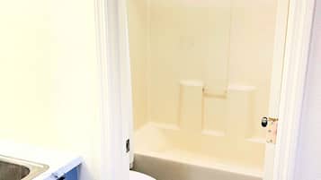 Separat badekar og bruser, gratis toiletartikler, Sæbe, Shampoo