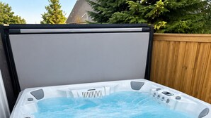 A hot tub with a step for access, surrounded by a wooden fence and trees. - The Ayres House North Gilham-UofO-Autzen-Oakway, Putting Green Large Turfed Yard (Eugene)