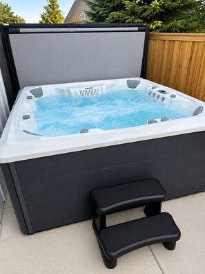 A hot tub with a step for access, surrounded by a wooden fence and trees. - The Ayres House North Gilham-UofO-Autzen-Oakway, Putting Green Large Turfed Yard (Eugene)