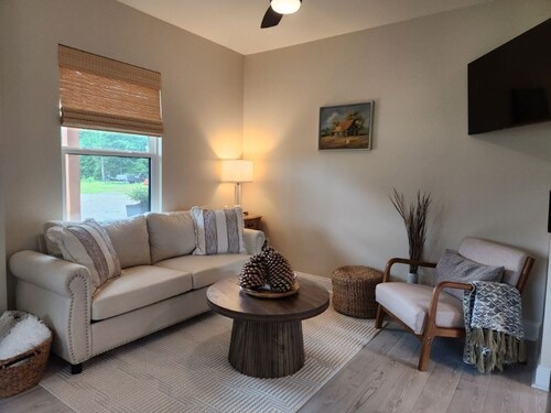 Guest Cottage on Secured 154 Acre Lake Estate.