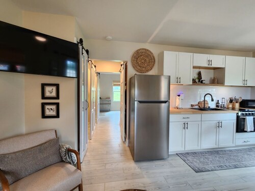 Guest Cottage on Secured 154 Acre Lake Estate.