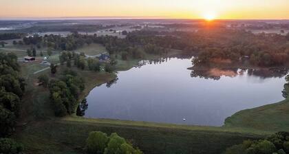 Guest Cottage on Secured 154 Acre Lake Estate.