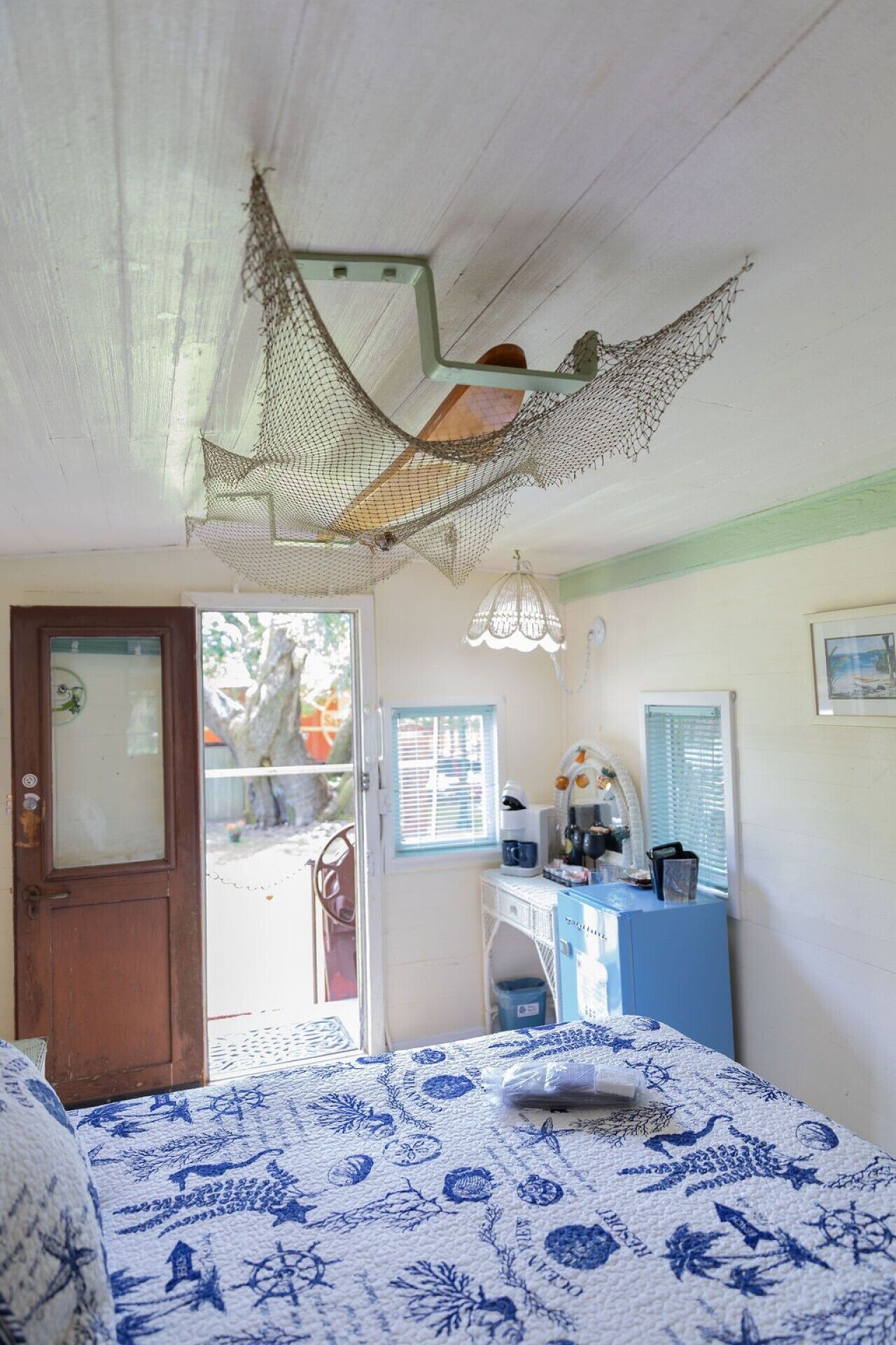 Tabla de planchar con plancha, wifi, ropa de cama
