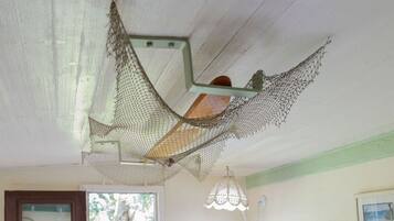Tabla de planchar con plancha, wifi, ropa de cama