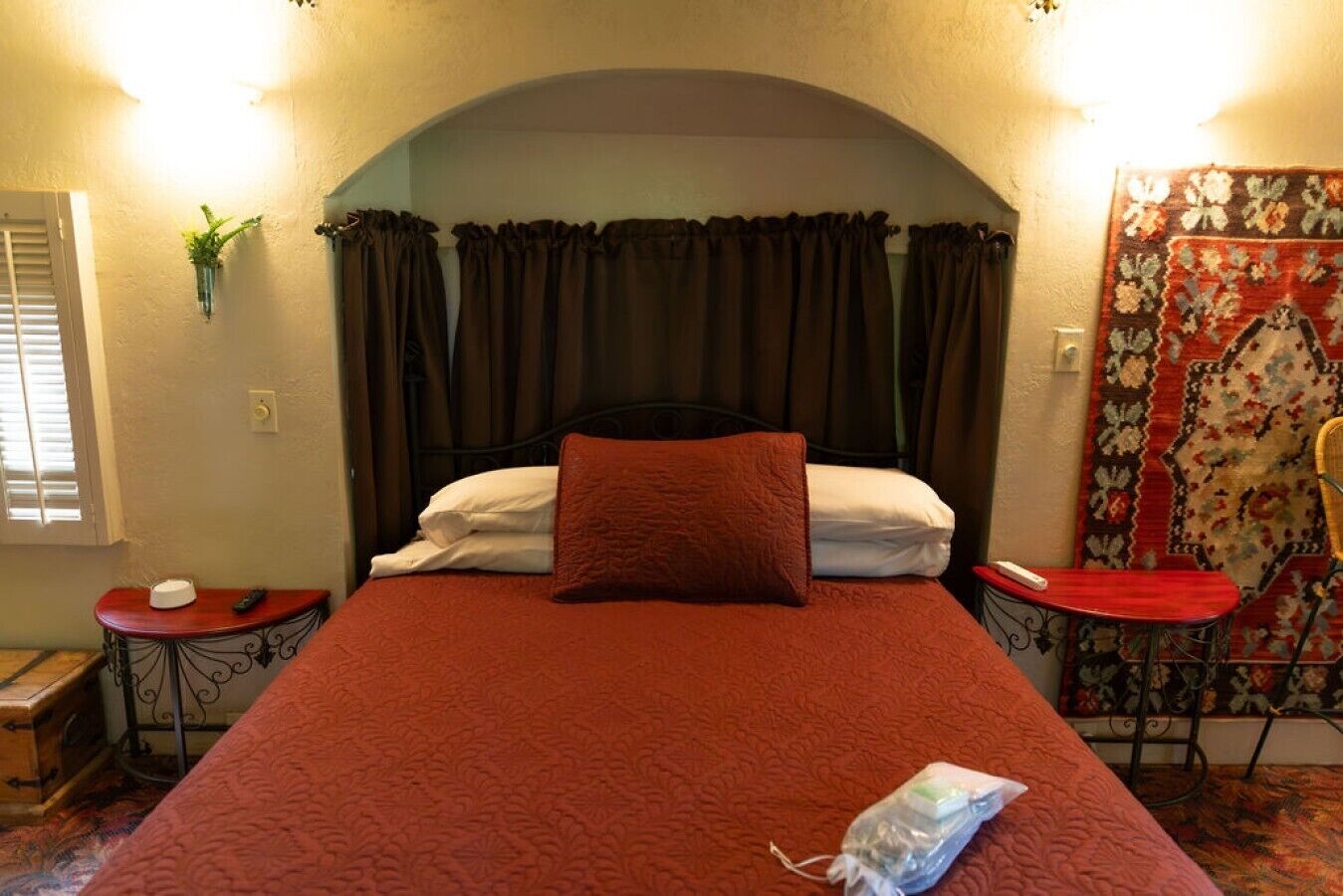 Iron/ironing board, WiFi, bed sheets