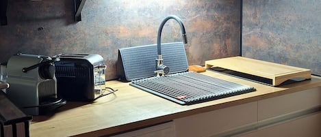 Coffee/tea maker, fridge, microwave, oven