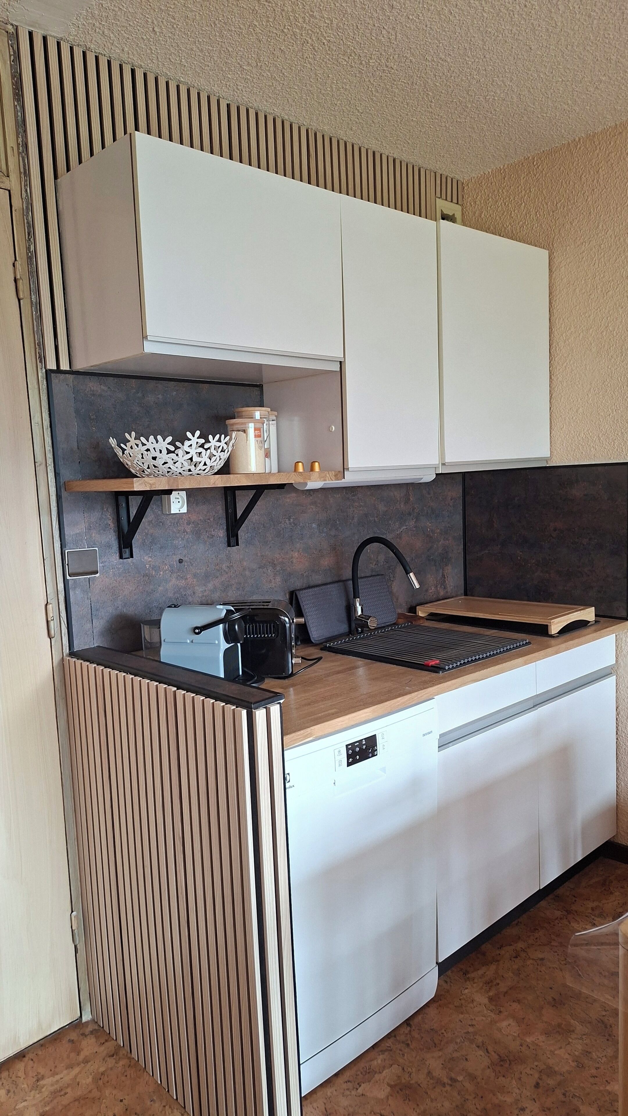 Cafeteira/chaleira, geladeira, micro-ondas, fogão