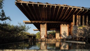 A wooden structure with a covered outdoor area and a pool. - Casitas by the Sea (Villa de Tututepec de Melchor Ocampo)