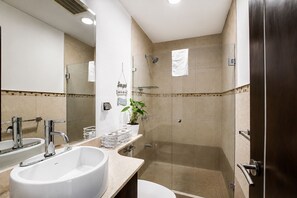 Ducha, secador de pelo, toallas, jabón