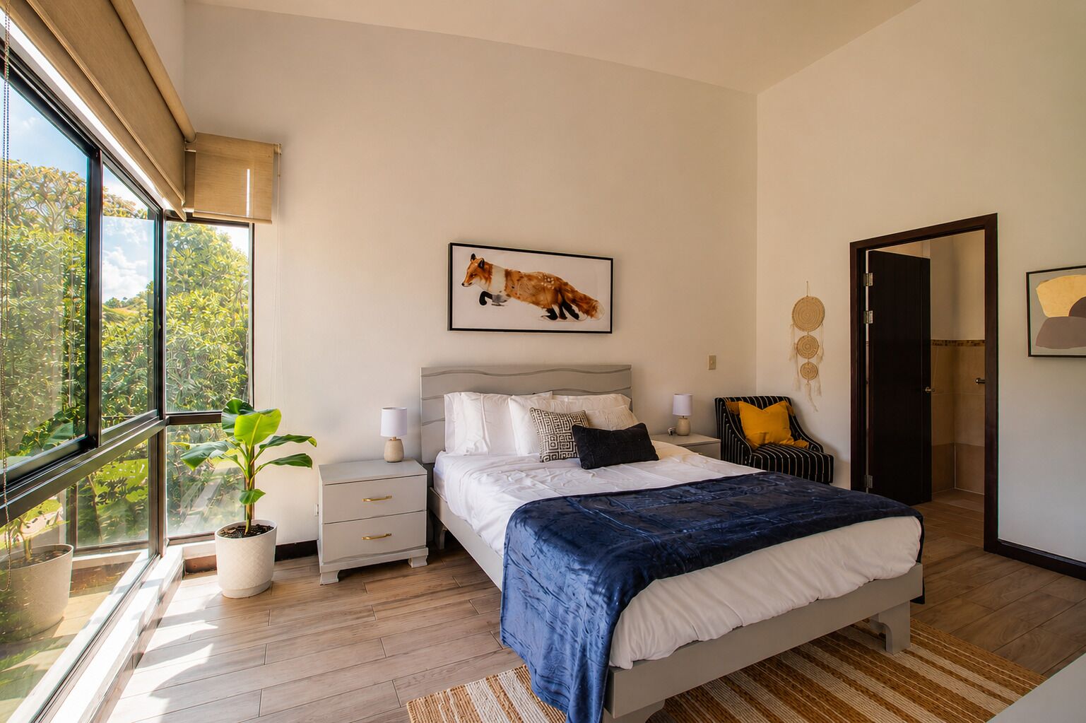 Escritorio, tabla de planchar con plancha, wifi y ropa de cama 