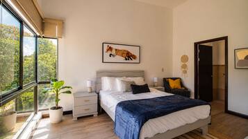 Escritorio, tabla de planchar con plancha, wifi y ropa de cama
