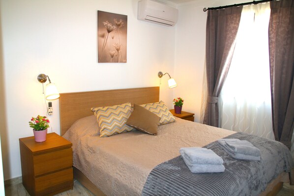3 bedrooms, desk, iron/ironing board, travel crib