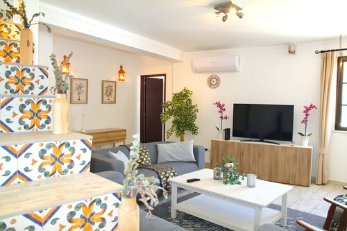 House in the center of town near the river with 3 bedrooms and air conditioning