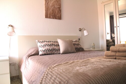 House in the center of town near the river with 3 bedrooms and air conditioning