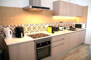 Coffee/tea maker, fridge, microwave, oven