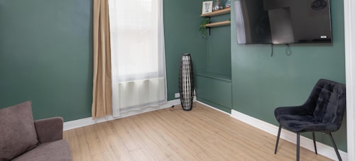 Spacious 4BR property | Near North Road Stn. | St