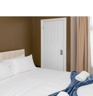 4 bedrooms, iron/ironing board, Internet, bed sheets - Spacious 4BR property | Near North Road Stn. | St (Darlington)