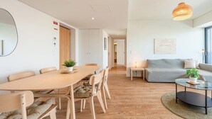 Ein modernes Wohnzimmer mit Essbereich, einer Couch und einem Couchtisch.