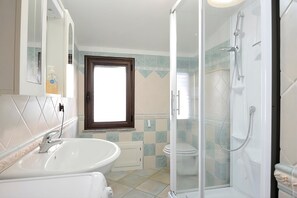 A bathroom with a shower, toilet, and sink. - Stunning apartment with a view of the sea, a 700-meter walk from the beach (Santa Maria Navarrese)