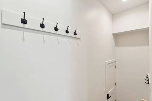 Charming Modern Studio Stay - Walk to Chevy Chase