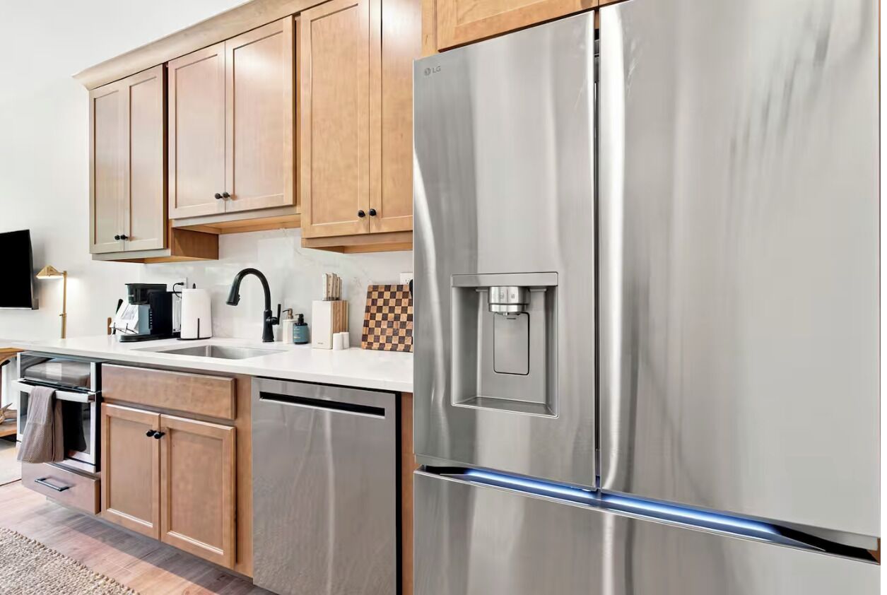 Coffee/tea maker, fridge, microwave, dishwasher