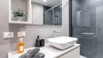 Dusche, Haartrockner, Bidet
