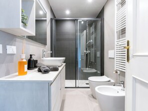 Dusche, Haartrockner, Bidet