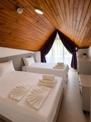 Loft clásico, balcón, vista a la montaña | Espacio para trabajar con laptop y wifi gratis