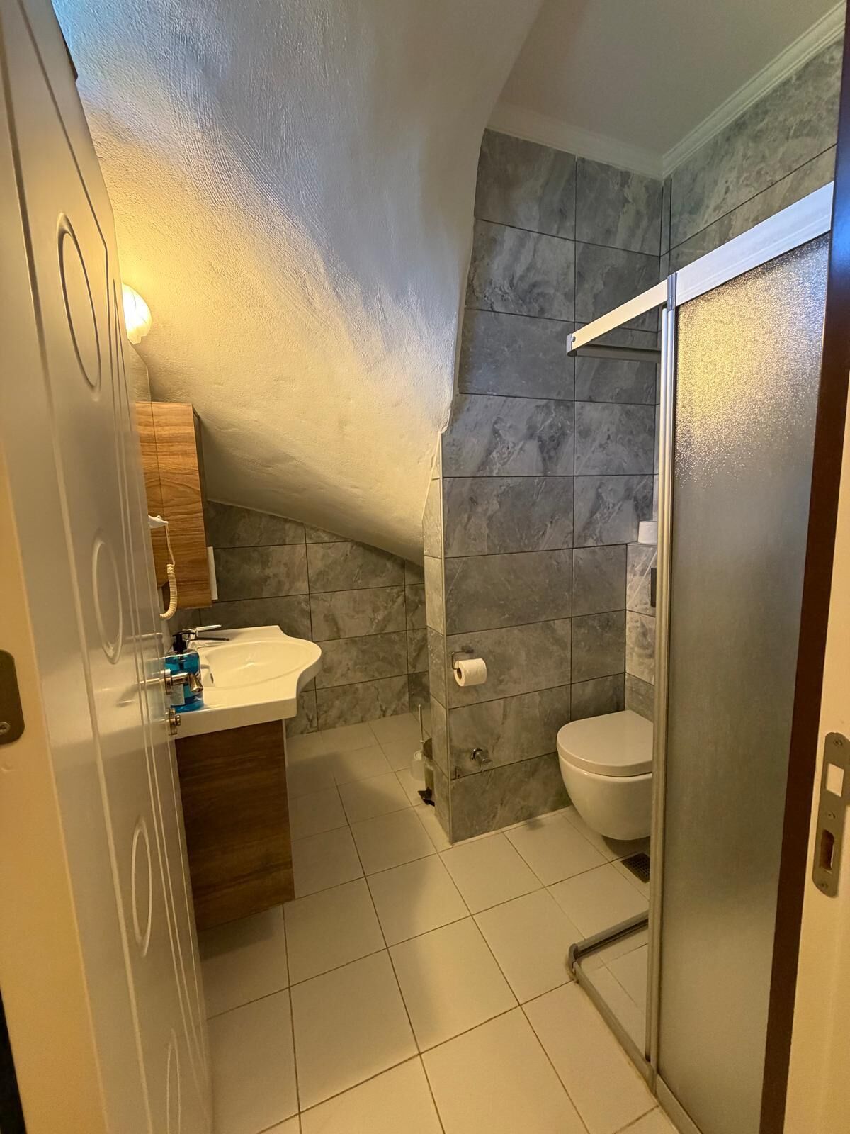 Duplex família, sacada, vista para a montanha | Banheiro | Chuveiro, secador de cabelo, toalhas de banho, sabonete
