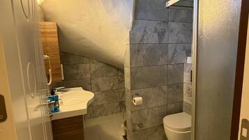 Duplex família, sacada, vista para a montanha | Banheiro | Chuveiro, secador de cabelo, toalhas de banho, sabonete