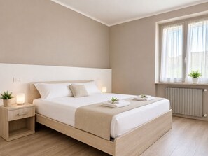 Ein modernes Schlafzimmer mit einem hölzernen Bett, Nachttischen und einem Fenster mit Vorhängen.