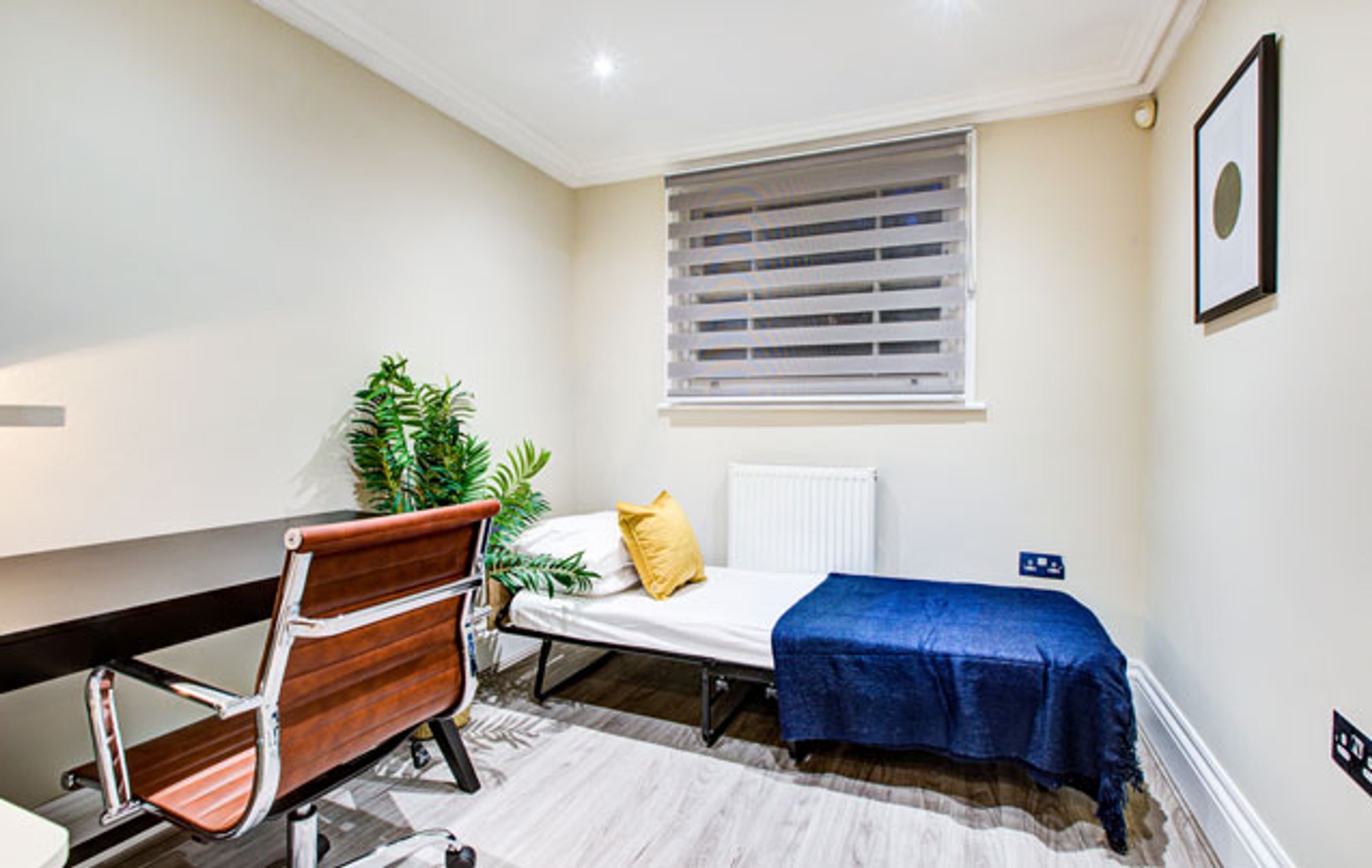 3 bedrooms, desk, iron/ironing board, WiFi (free)