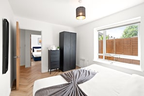 Desk, iron/ironing board, travel cot, free WiFi - Hybrid Resi - Mitcham - One-Bedroom Apartment (Mitcham)