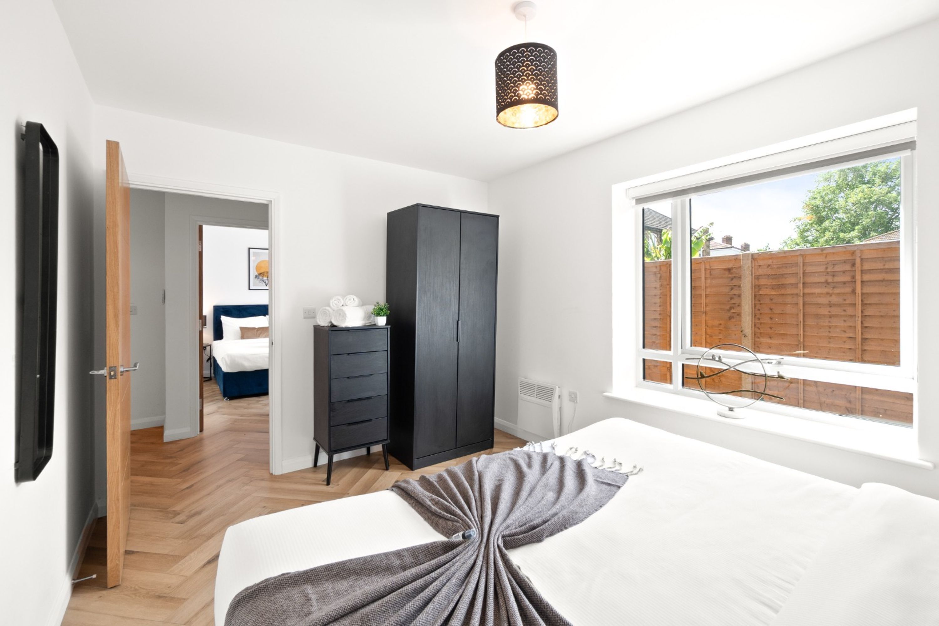 Een bureau, een strijkplank/strijkijzer, gratis wifi, beddengoed