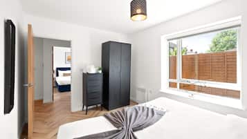 Een bureau, een strijkplank/strijkijzer, gratis wifi, beddengoed