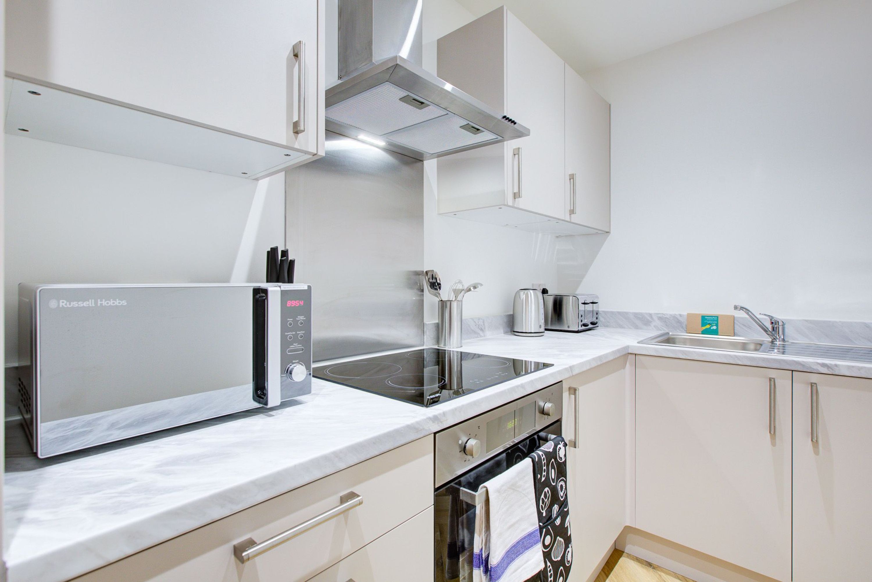 Frigorifero, microonde, forno, piano cottura
