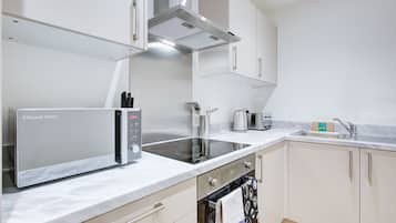 Frigorifero, microonde, forno, piano cottura