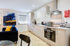Fridge, microwave, oven, stovetop - Hybrid Resi - Mitcham - Three-Bedroom Apartment (Mitcham)