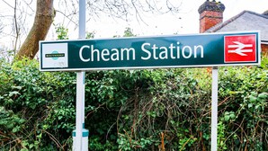 Un panneau indiquant la station de Cheam, orné du logo de la compagnie Southern.