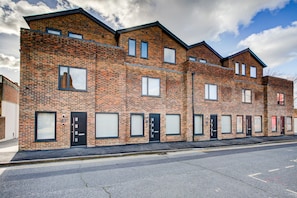 Exterior - Hybrid Resi - Uxbridge - One Bedroom Apartment (Uxbridge)
