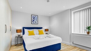 1 habitación, escritorio, tabla de planchar con plancha y cuna de viaje 